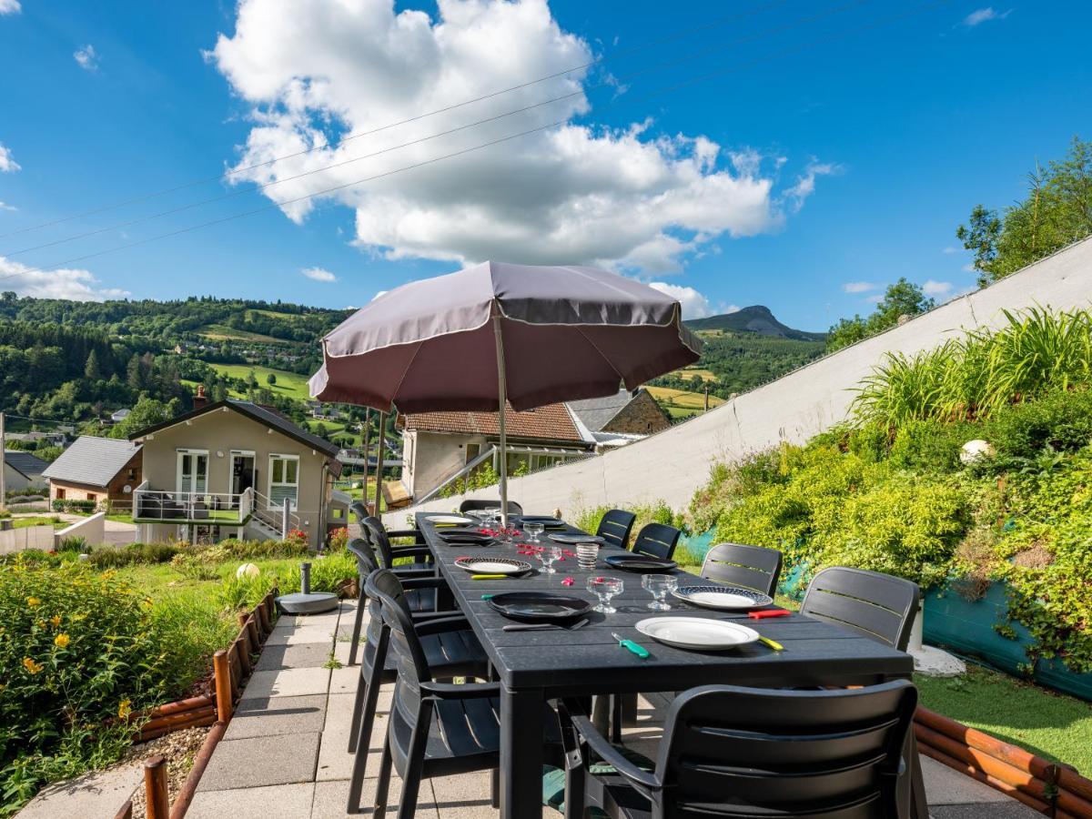 Stunning 4-Bed House In La Bourboule Villa Bagian luar foto