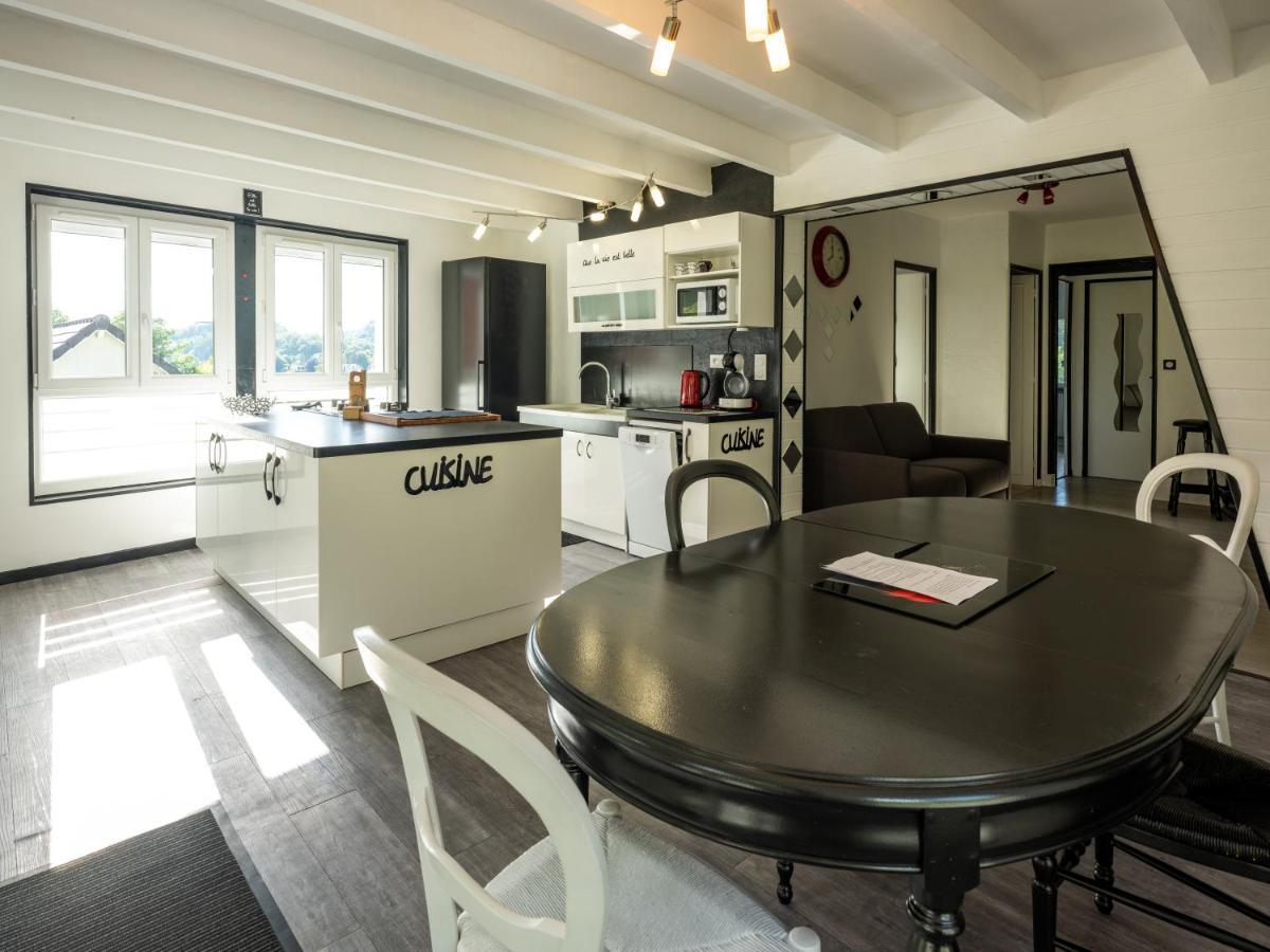 Stunning 4-Bed House In La Bourboule Villa Bagian luar foto